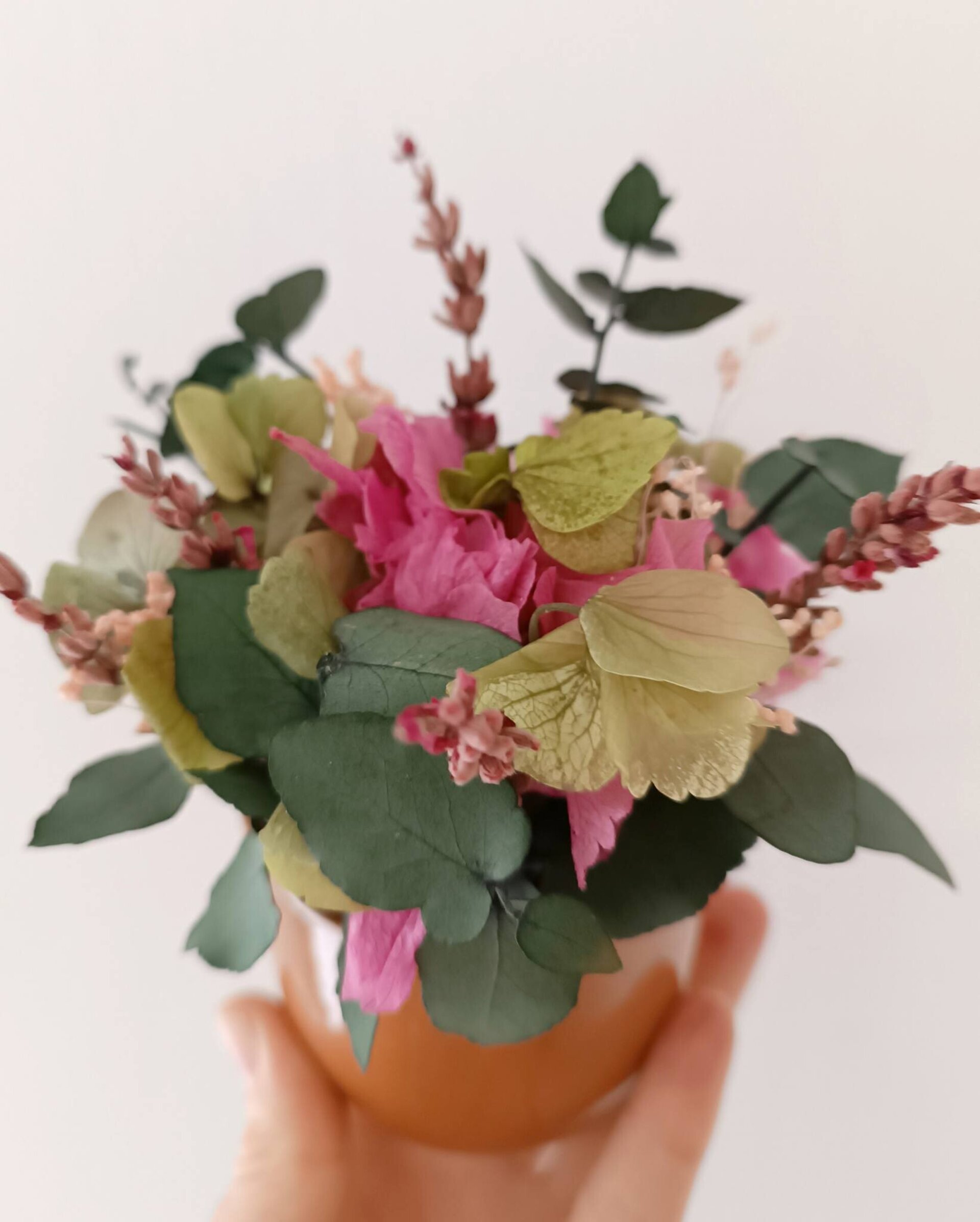 Macetita de flores preservadas verde y rosa - 3