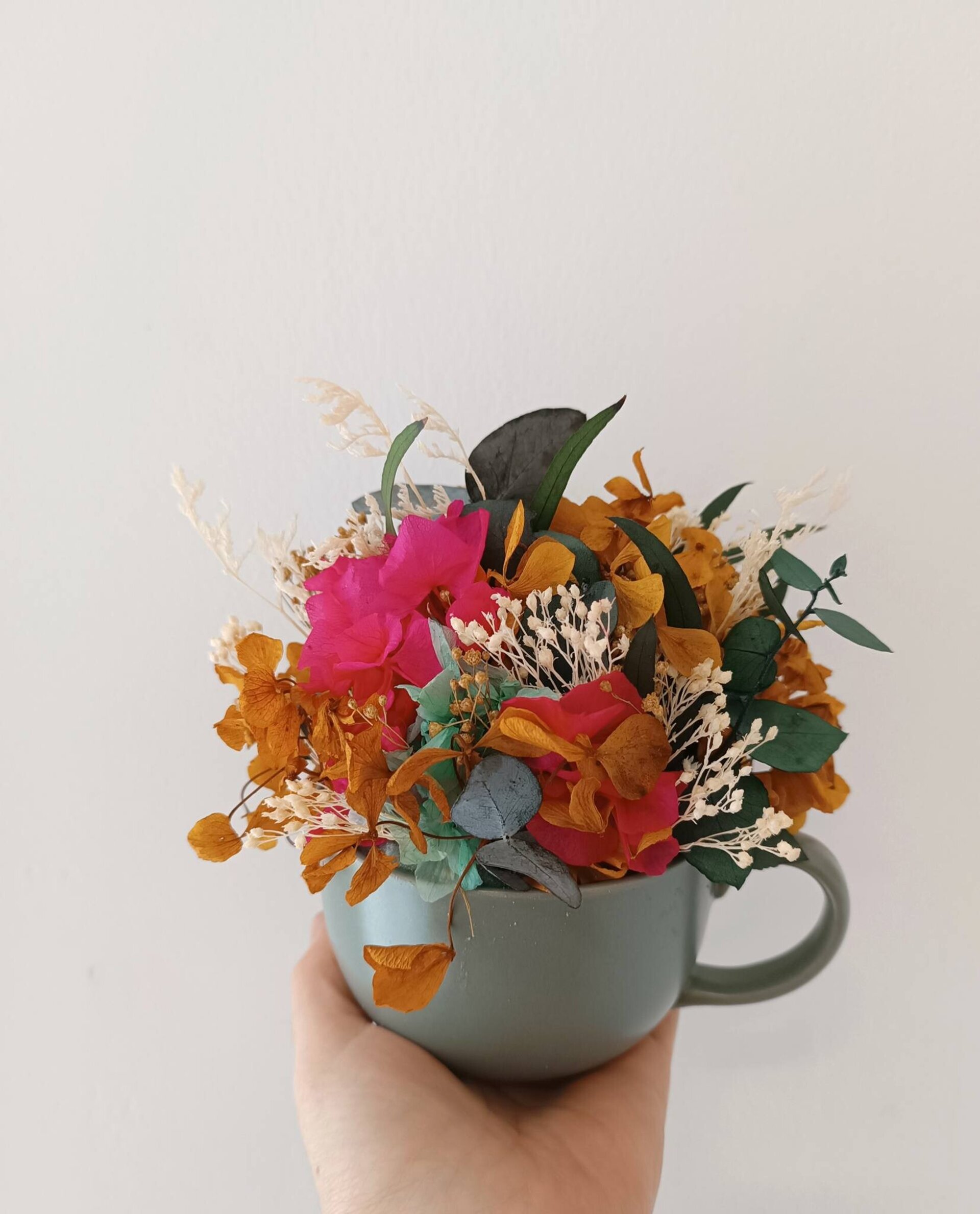 Taza de flores preservadas naranja y fresa - 2