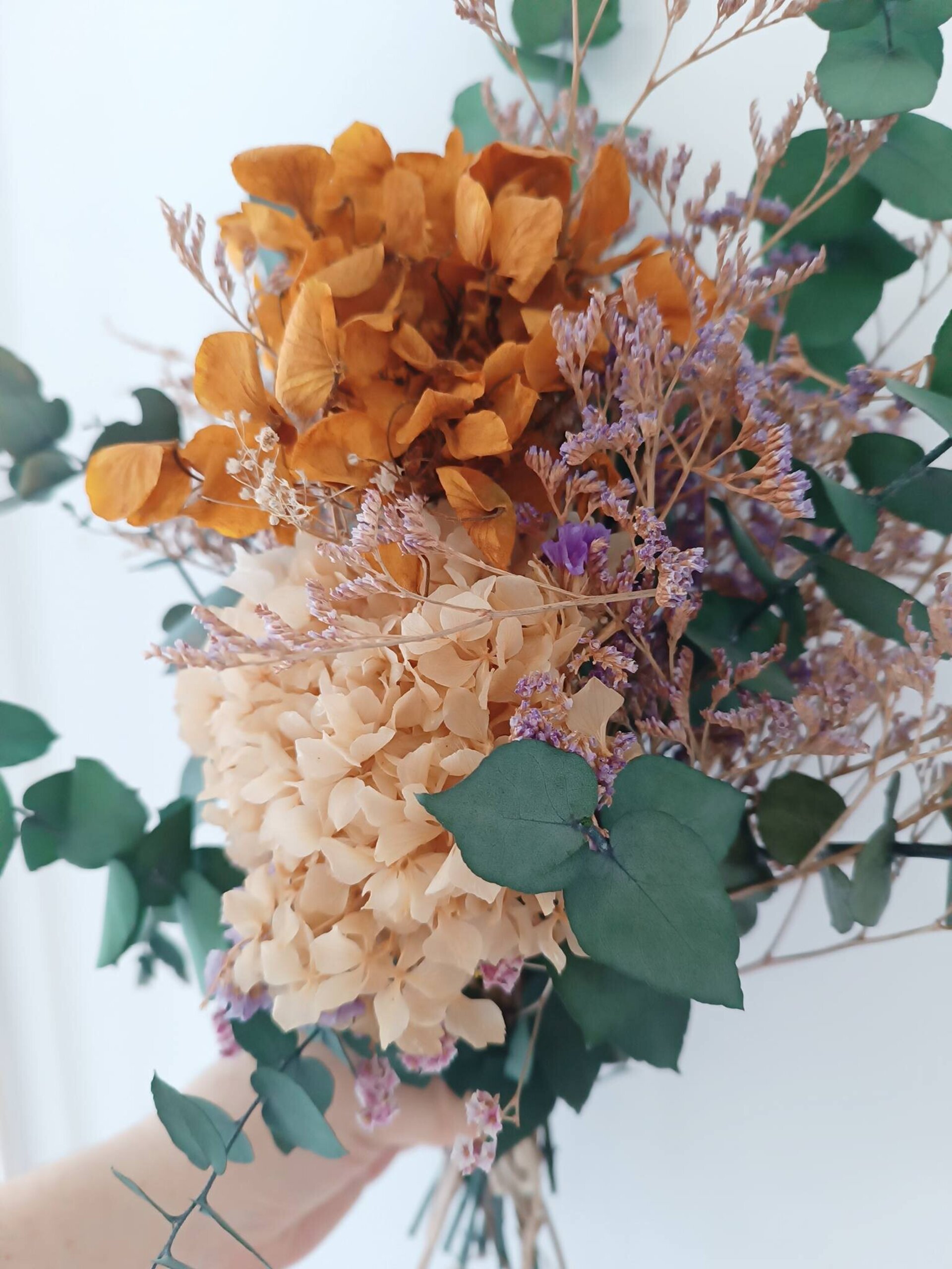 Ramo de flores preservadas naranja y crema - 3