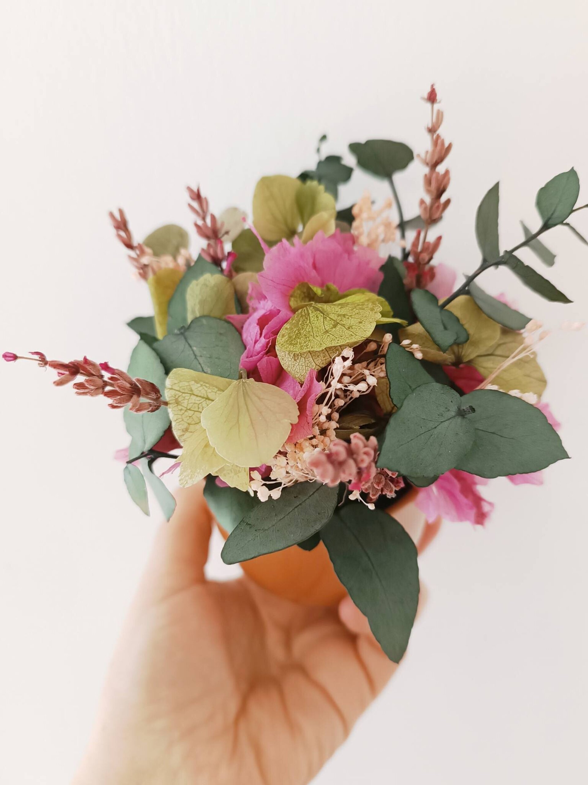 Macetita de flores preservadas verde y rosa - 2