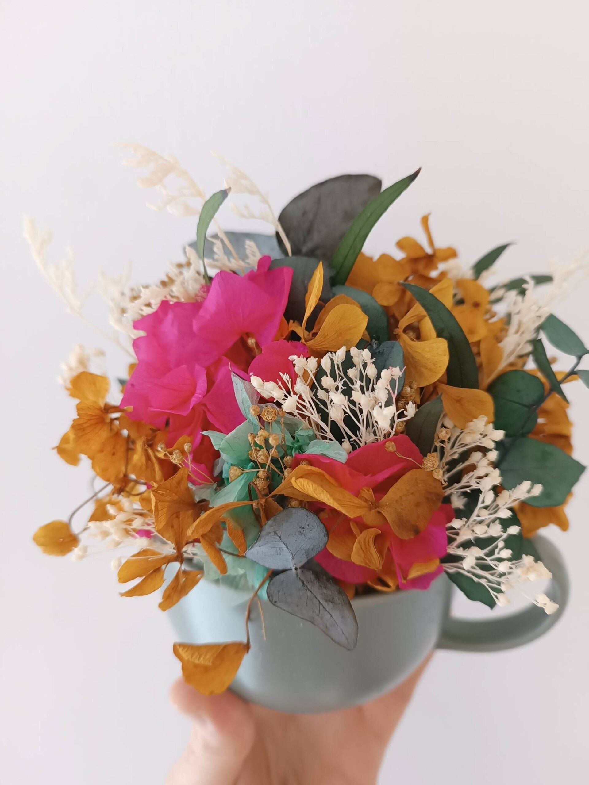 Taza de flores preservadas naranja y fresa - 3